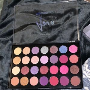 Aura pigmented eyeshadow palette.
